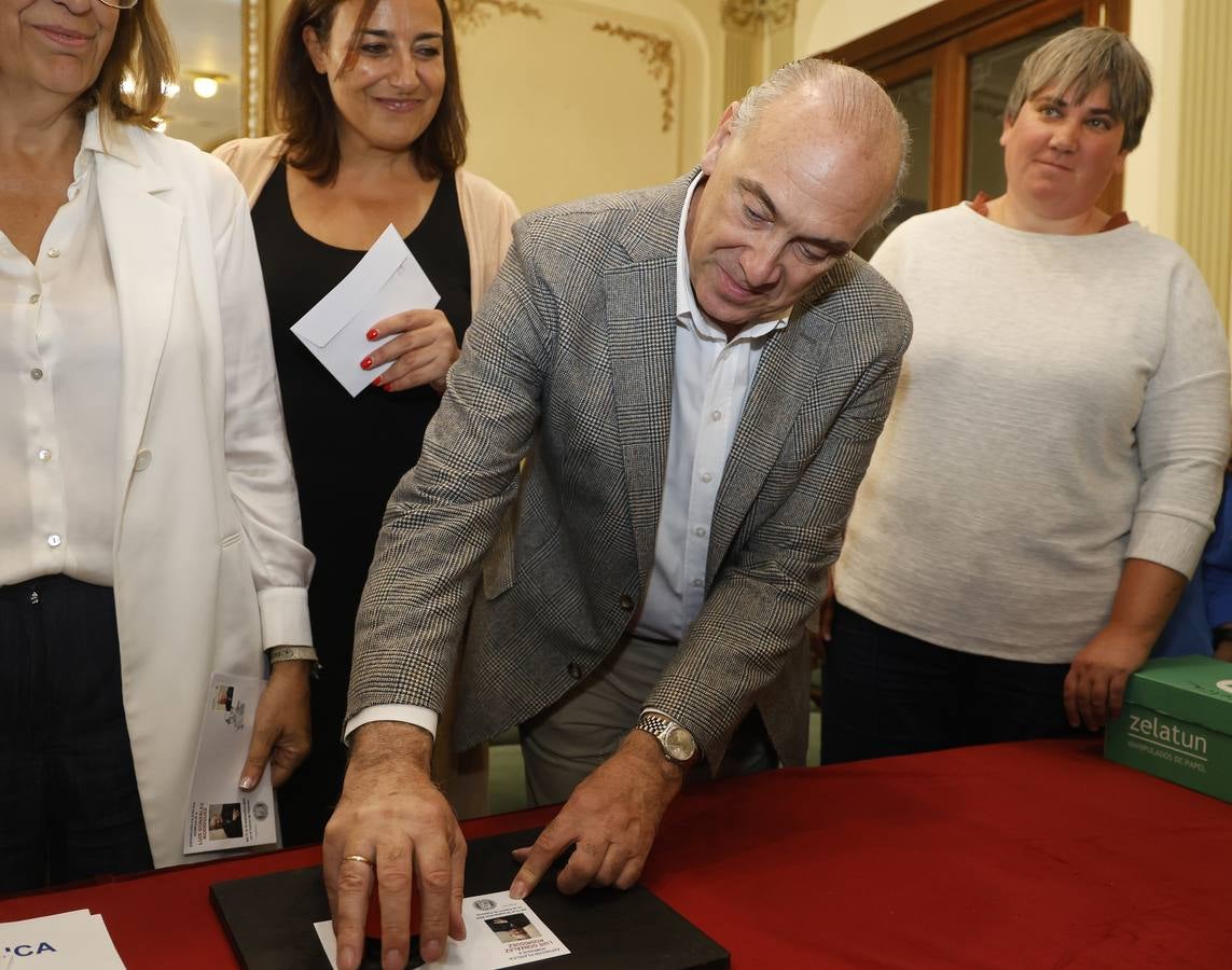 Así es la exposición en honor a Luis González en el Casino