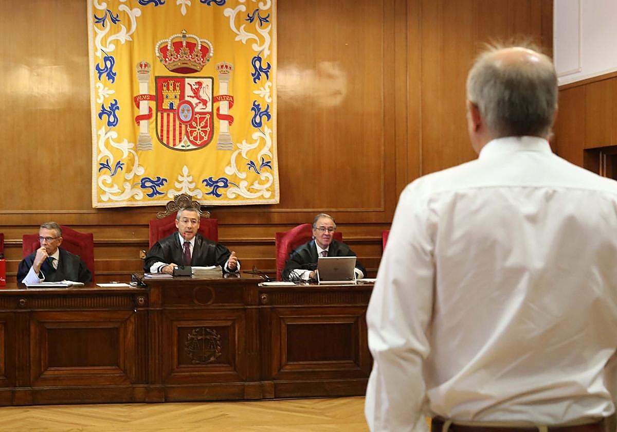 El acusado presta declaración ante los magistrados de la Audiencia Provincial.
