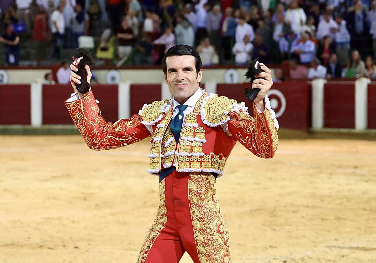 Emilio de Justo muestra las dos orejas que corto al sexto de la tarde este jueves.