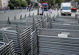 Montaje de la línea de salida de la etapa contrarreloj de La Vuelta en la Plaza de San Pablo durante la tarde de ete miércoles.