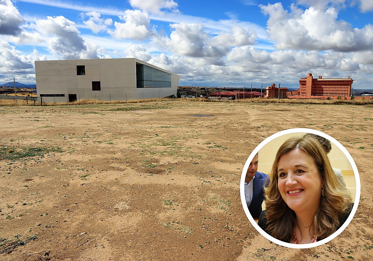 Terrenos del futuro recinto ferial y la portavoz socialista, Clara Martín.