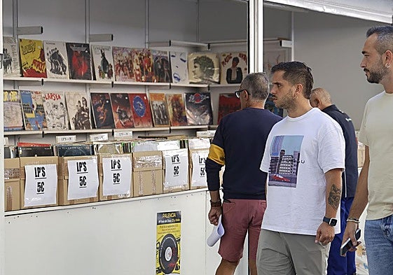Puestos de la Feria del Disco en el parque del Salón.