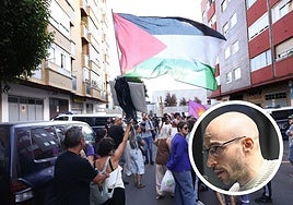 Una treintena de activistas esperan la salida de los detenidos frente a la comisaría. En detalle, Jorge Lebrero.