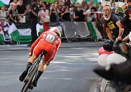 Activistas protestan durante la contrarreloj de La Vuelta en Valladolid.