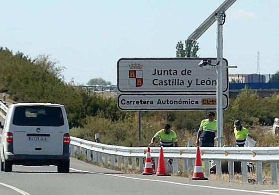 Operarios trabajan este jueves en la instalación del radar de tramo en la carretera CL-605.