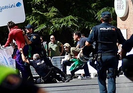 La Policía se lanza sobre los manifestantes que intentaron parar el recorrido, a la altura de La Antigua.