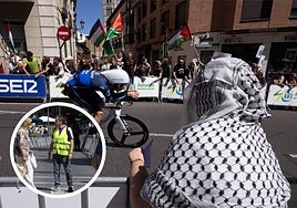 Un corredor a su paso por la calle Angustias; en detalle, Juan Carlos Cristóbal, voluntario en la contrarreloj.