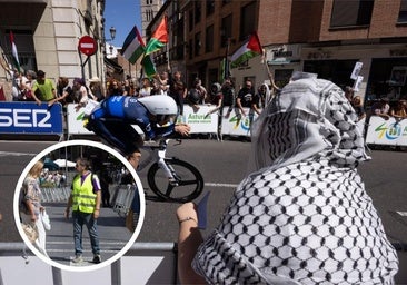 La crono vista con el peto de voluntario