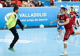 César Pérez detiene un lanzamiento de un jugador oscense la pasada campaña.