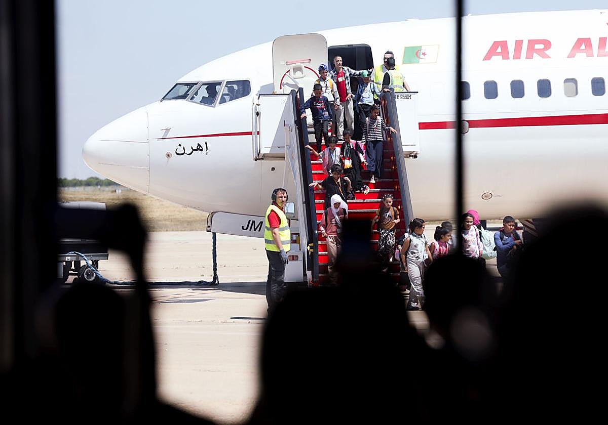 Llegada de los niños saharauis al aeropuerto de Villanubla.