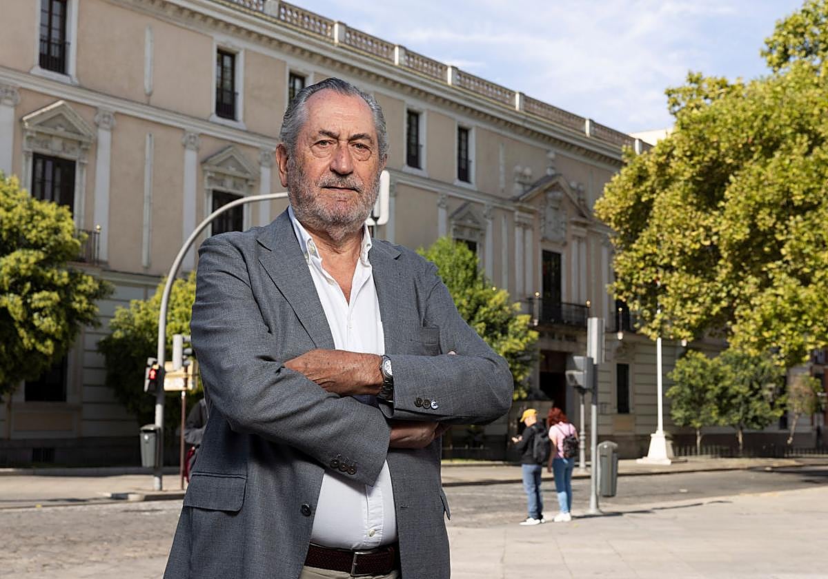 El historiador Luis Ribot, delante del Palacio Real, de Valladolid.