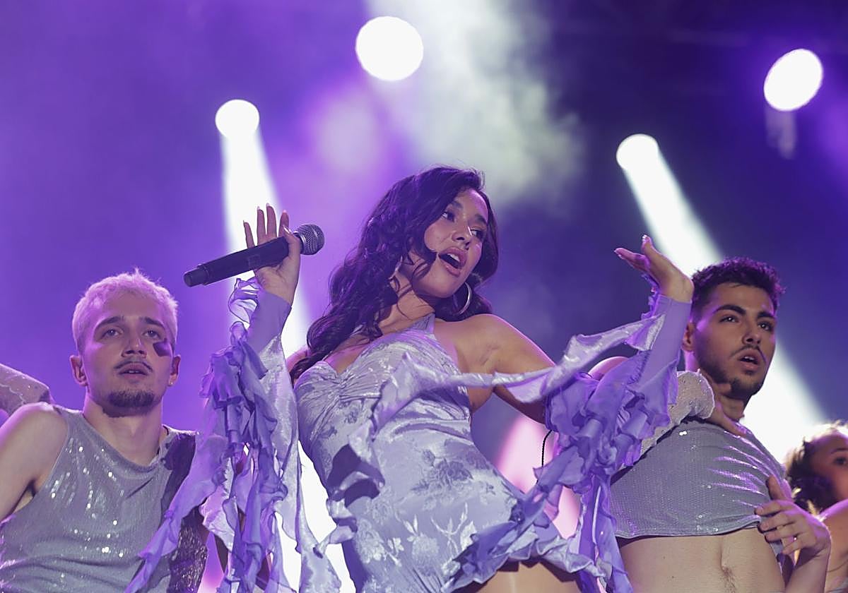 Natalia Fresneda, durante su concierto en la Plaza Mayor de Valladolid.