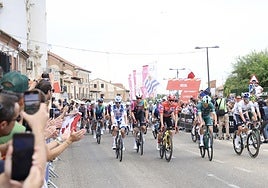 Salida del pelotón desde Rueda, durante la decimonovena etapa de la Vuelta.