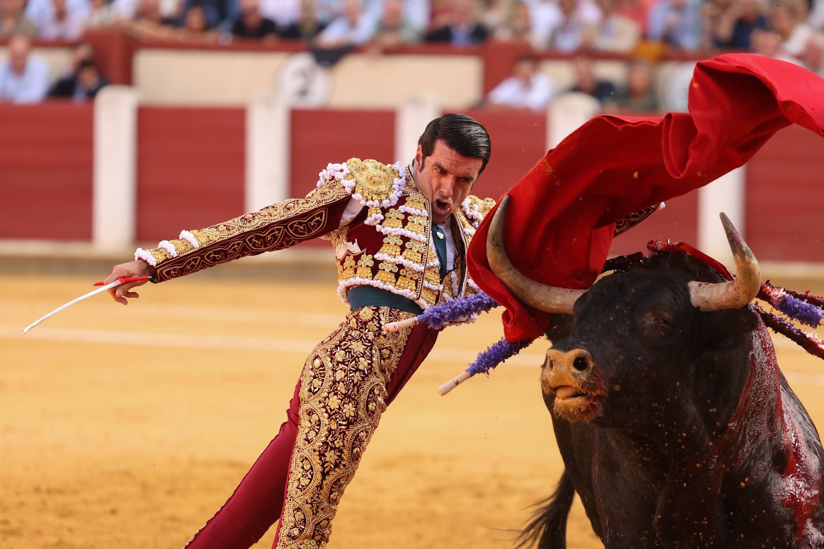 La corrida de toros de la feria de la Virgen de San Lorenzo, en imágenes