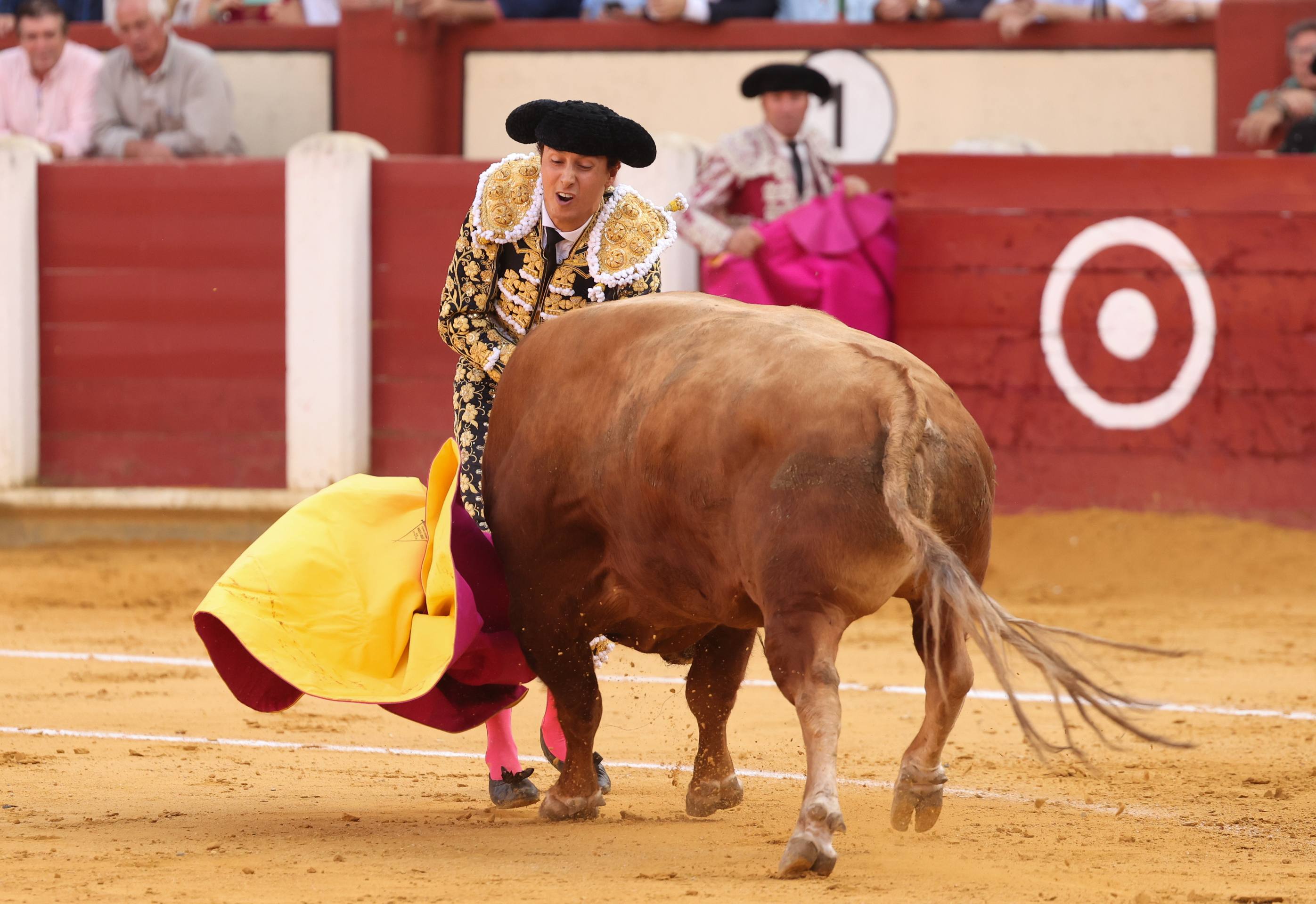 La corrida de toros de la feria de la Virgen de San Lorenzo, en imágenes