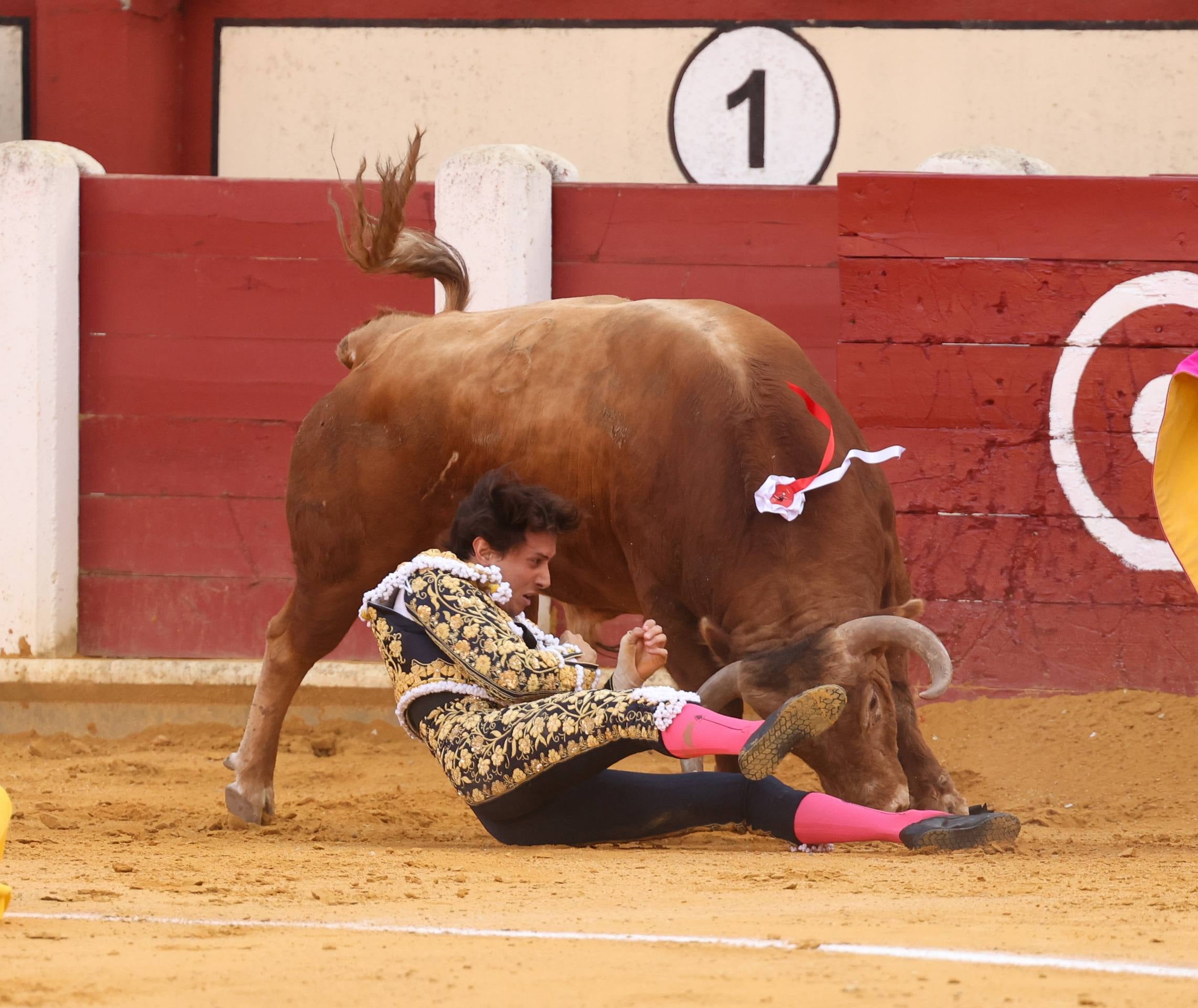 La corrida de toros de la feria de la Virgen de San Lorenzo, en imágenes