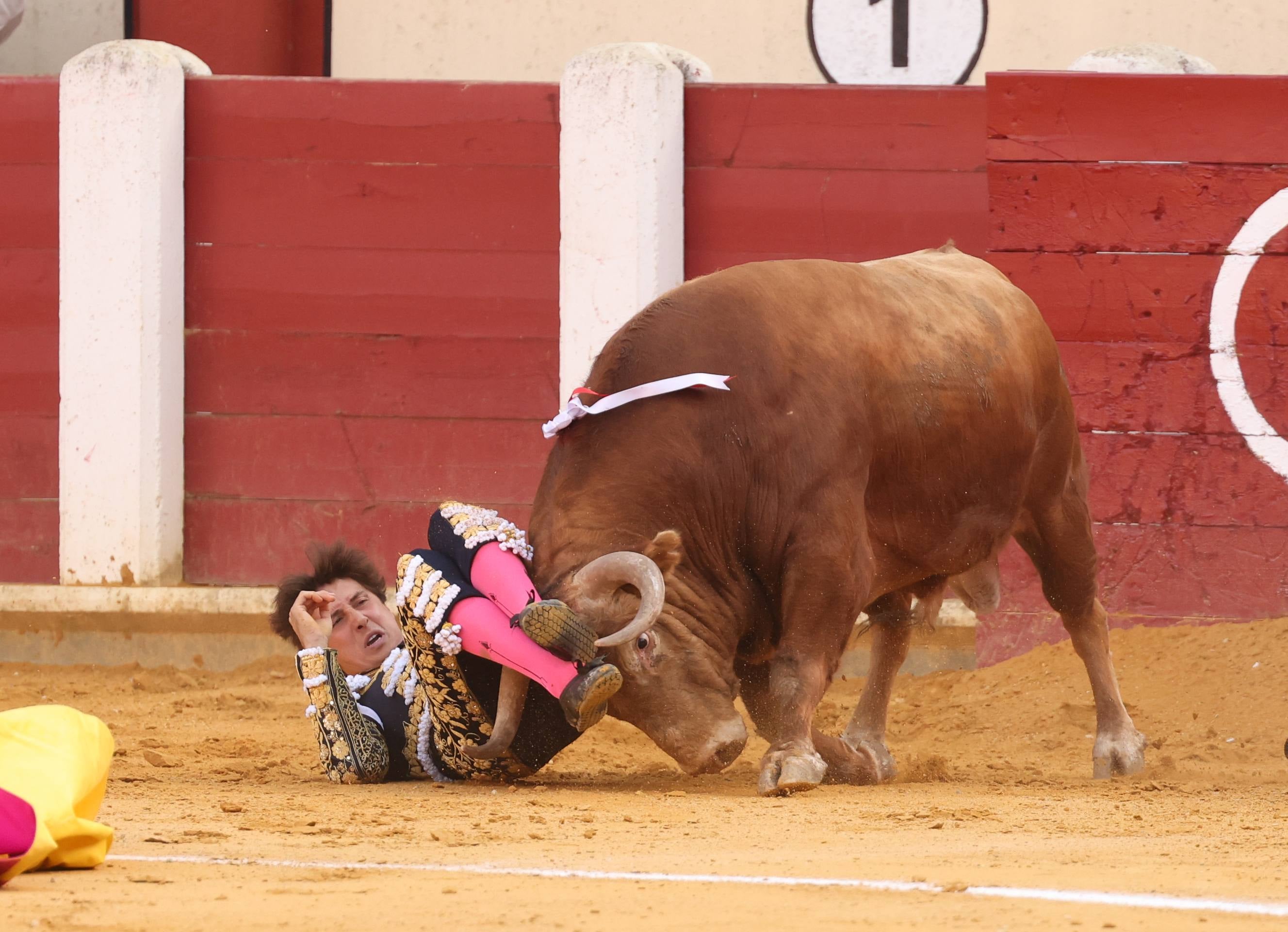La corrida de toros de la feria de la Virgen de San Lorenzo, en imágenes