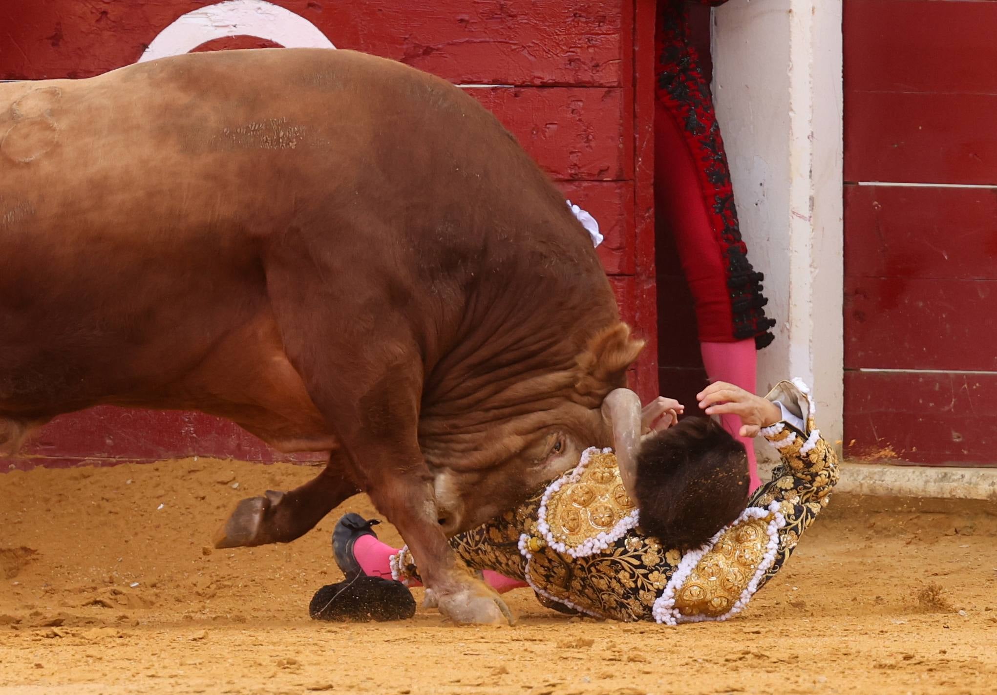 La corrida de toros de la feria de la Virgen de San Lorenzo, en imágenes
