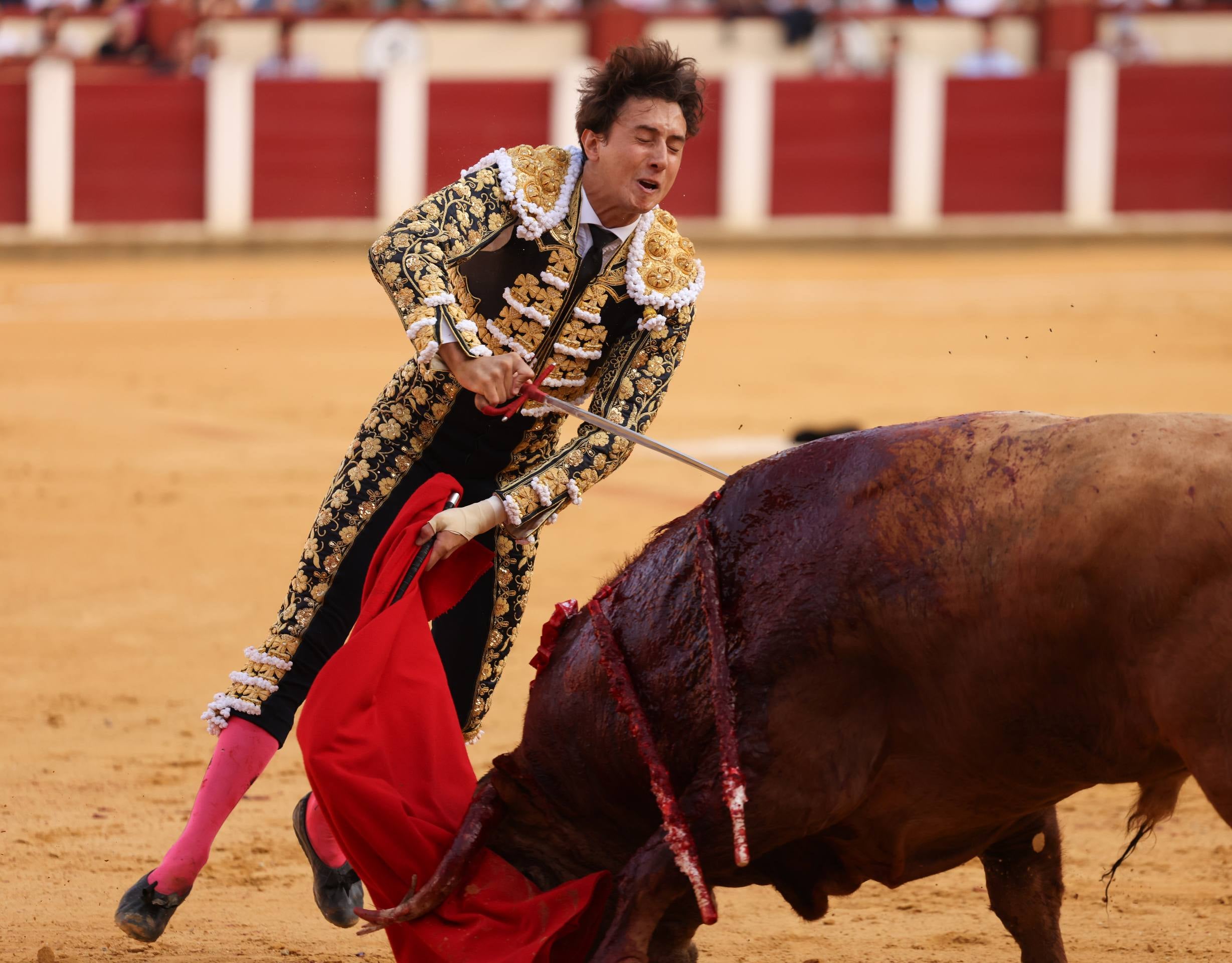 La corrida de toros de la feria de la Virgen de San Lorenzo, en imágenes