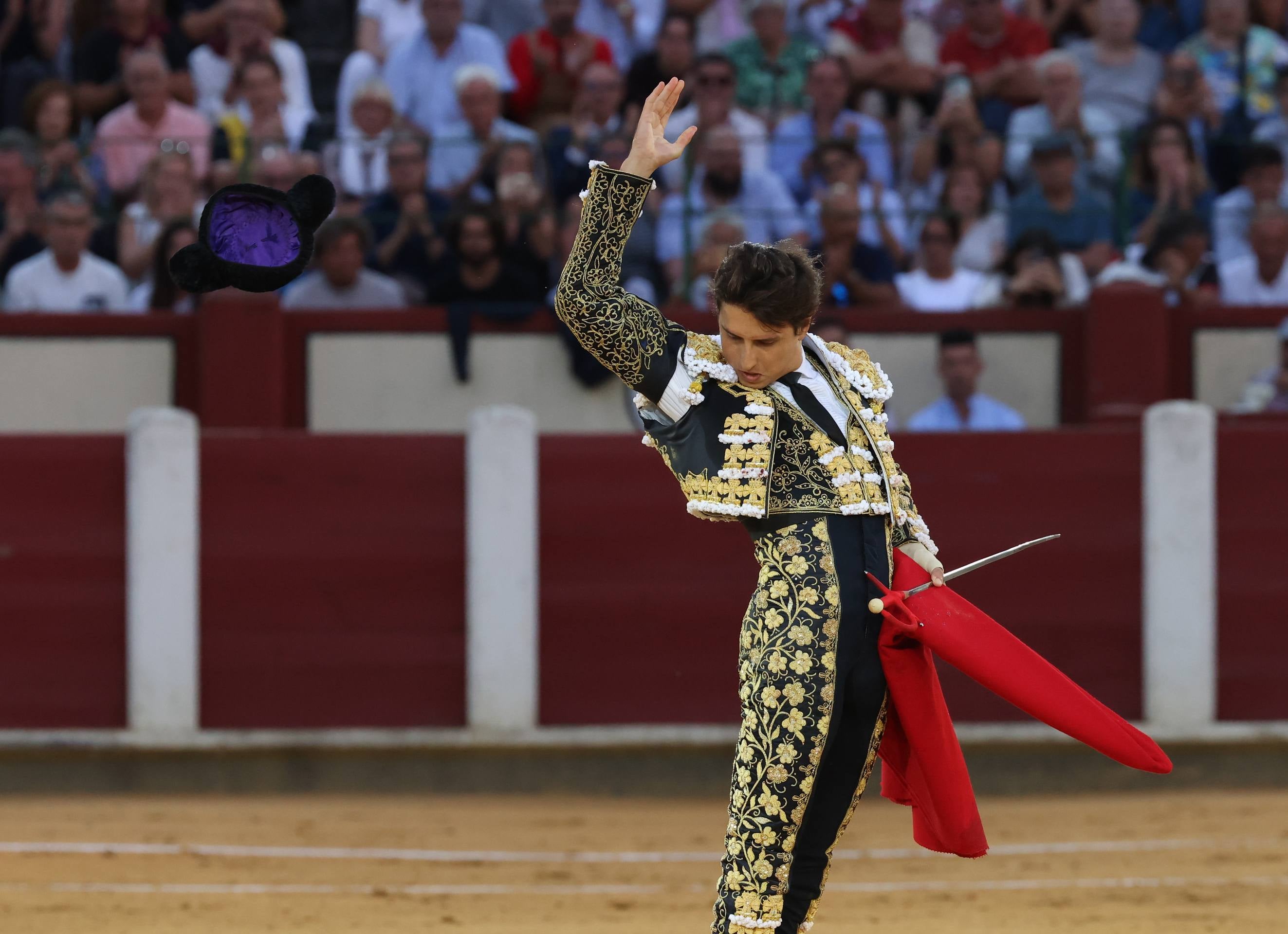 La corrida de toros de la feria de la Virgen de San Lorenzo, en imágenes