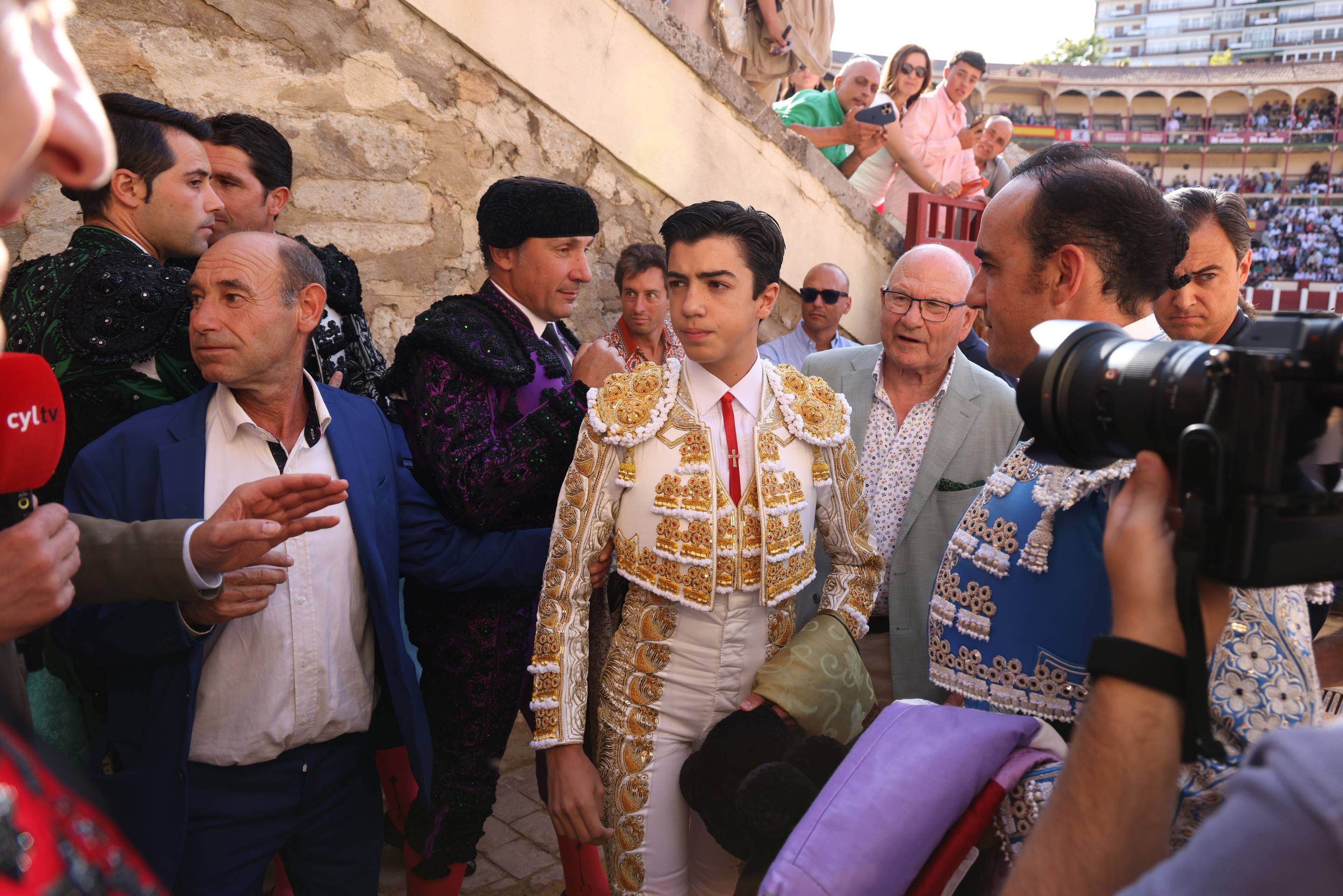 La corrida de toros de la feria de la Virgen de San Lorenzo, en imágenes