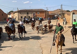 Los caballistas acompañan a los bueyes a la salida del pueblo