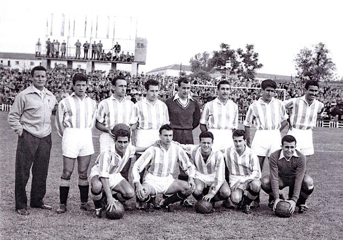 Foto que corresponde al partido matinal celebrado el 27 de septiembre de 1953, entre el Real Valladolid y el Barcelona. Con el marcador simultáneo de fondo, posan de pie: Luis Miró, Domingo, Losco, Ortega, Saso, Lolo, Matito y Paco Lesmes. Agachados: Lasala, Rabadán, Valdés, Ducasse y Benegas.
