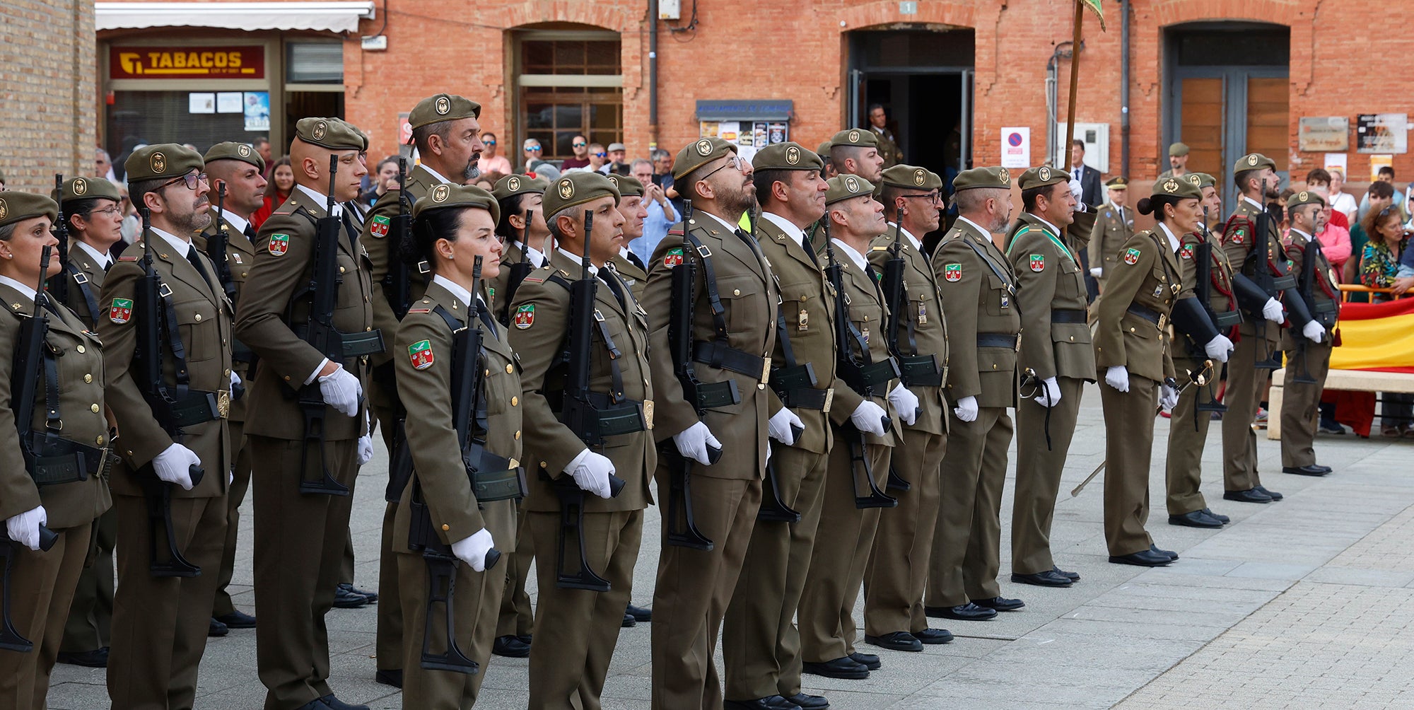 Cisneros homenajea a la bandera