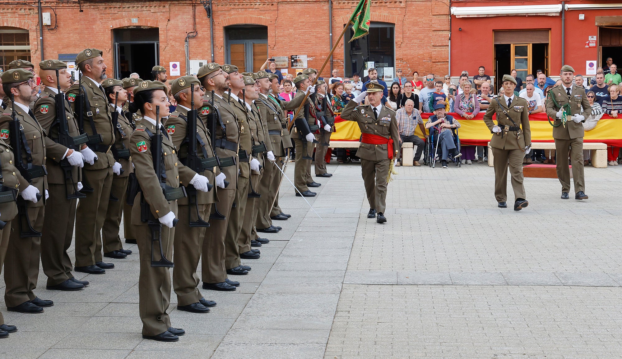 Cisneros homenajea a la bandera