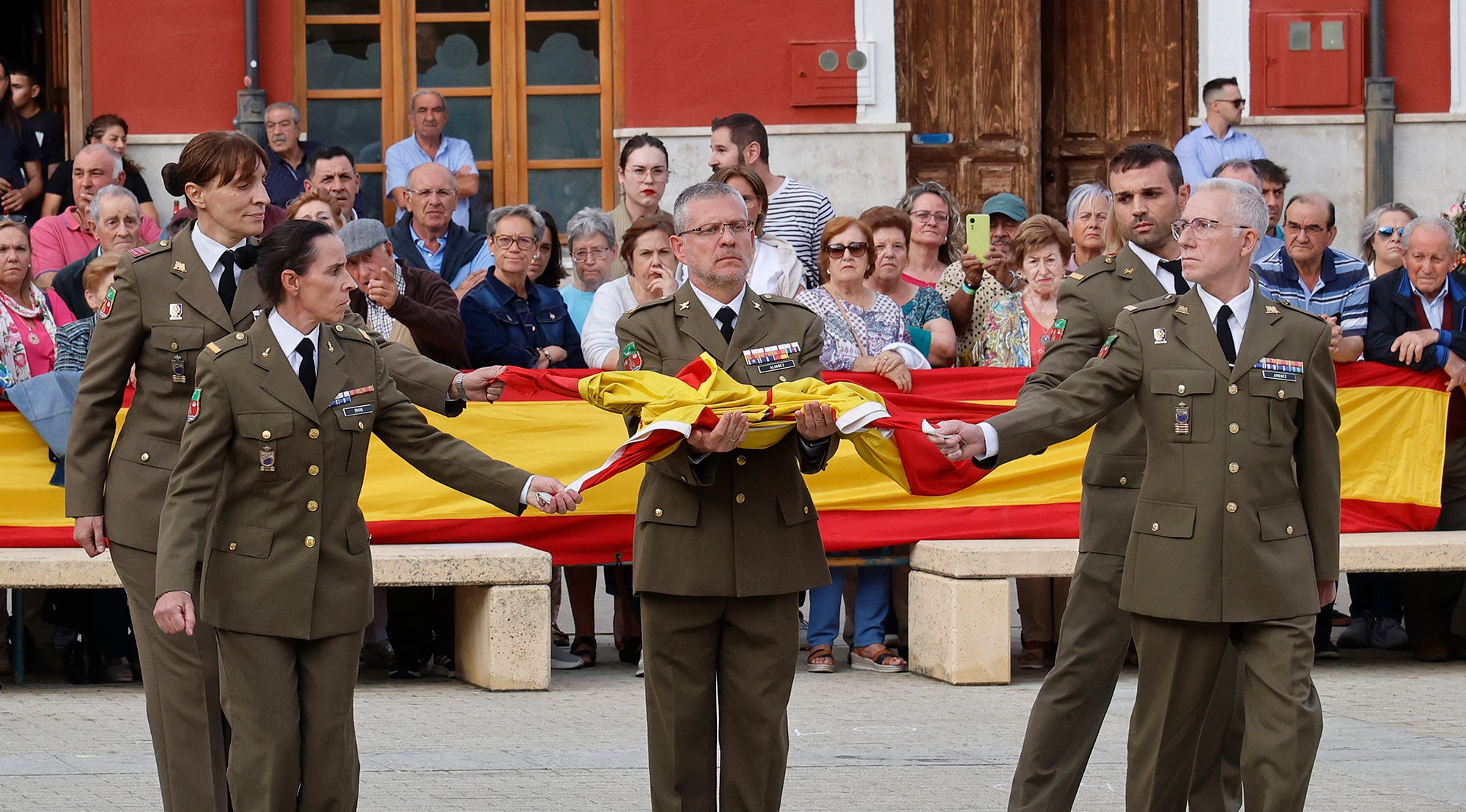 Cisneros homenajea a la bandera