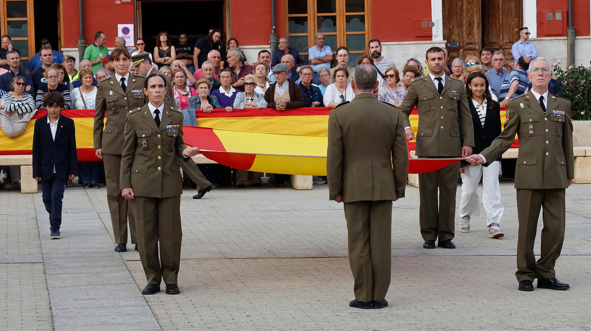 Cisneros homenajea a la bandera