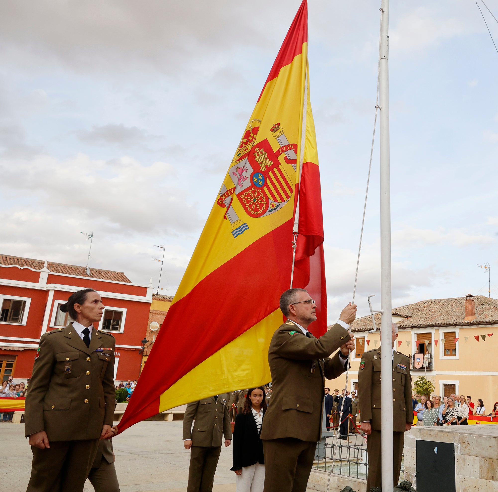 Cisneros homenajea a la bandera