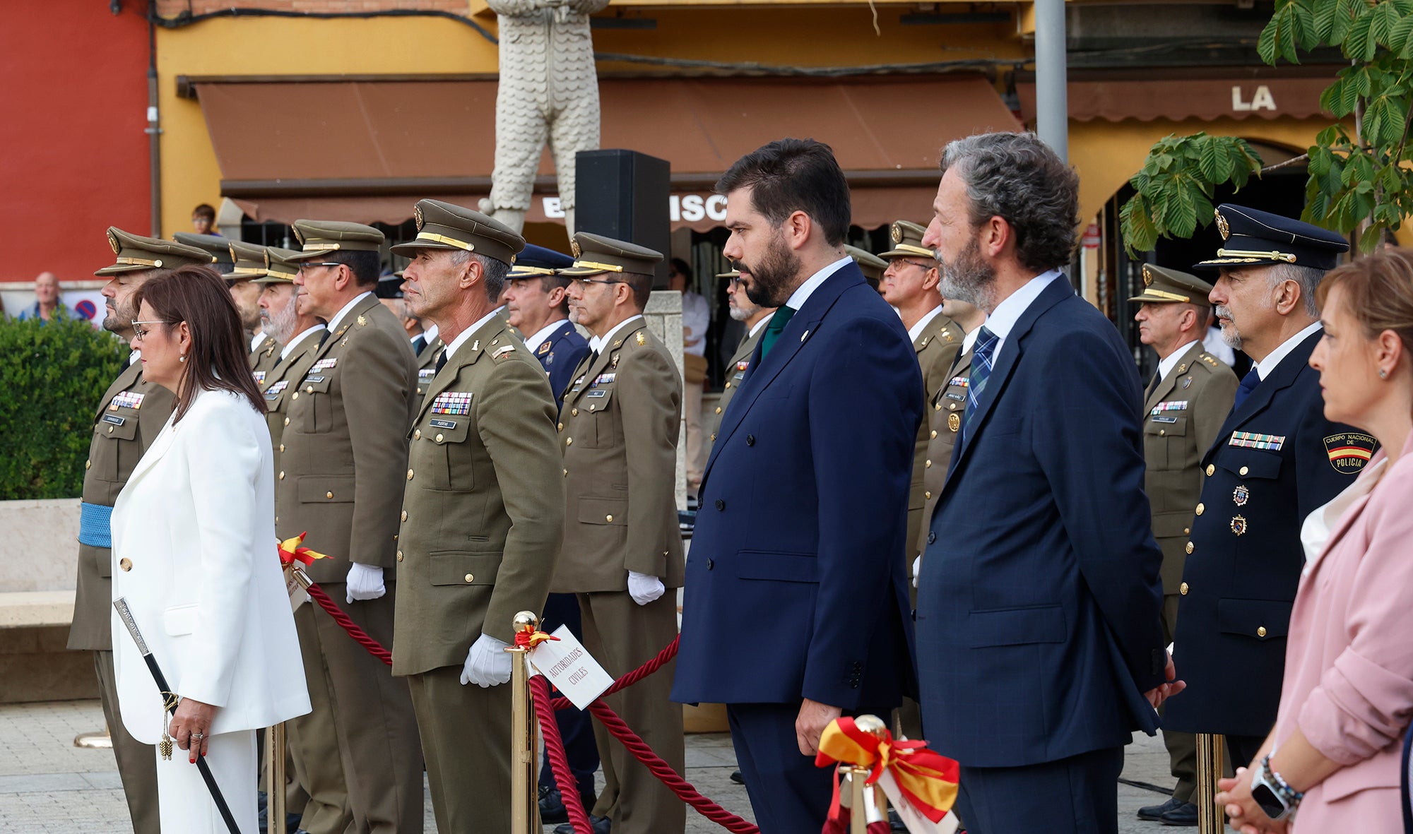 Cisneros homenajea a la bandera