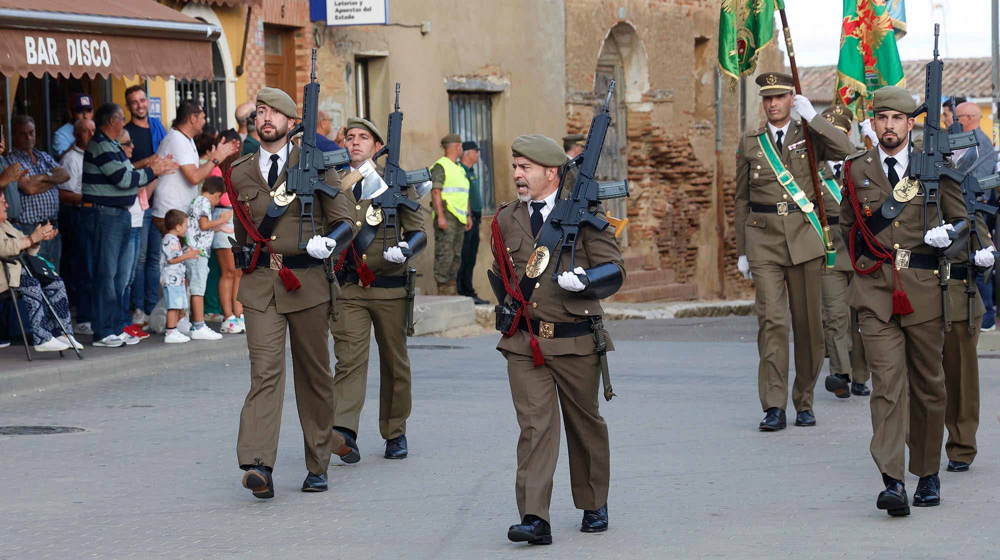 Cisneros homenajea a la bandera