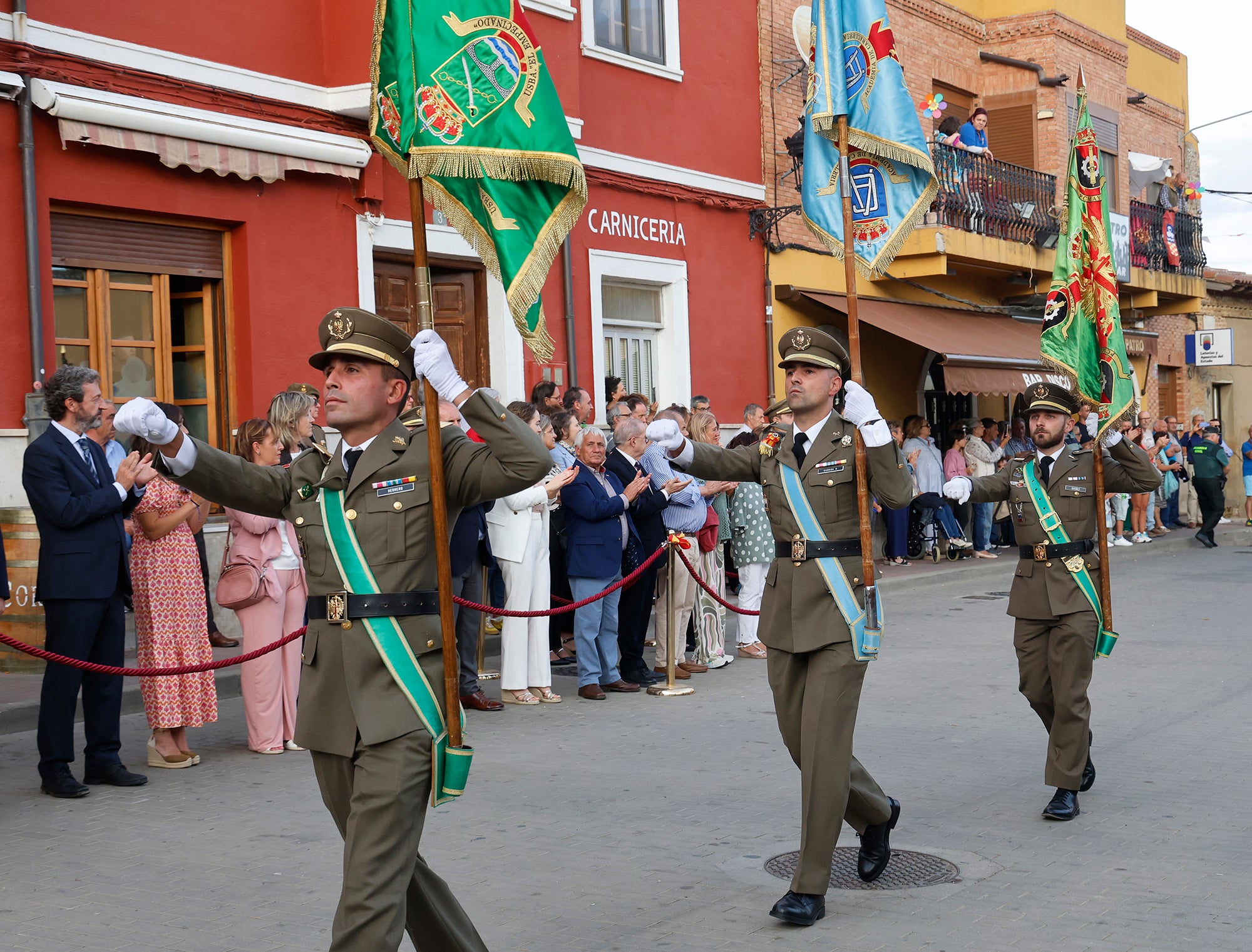 Cisneros homenajea a la bandera