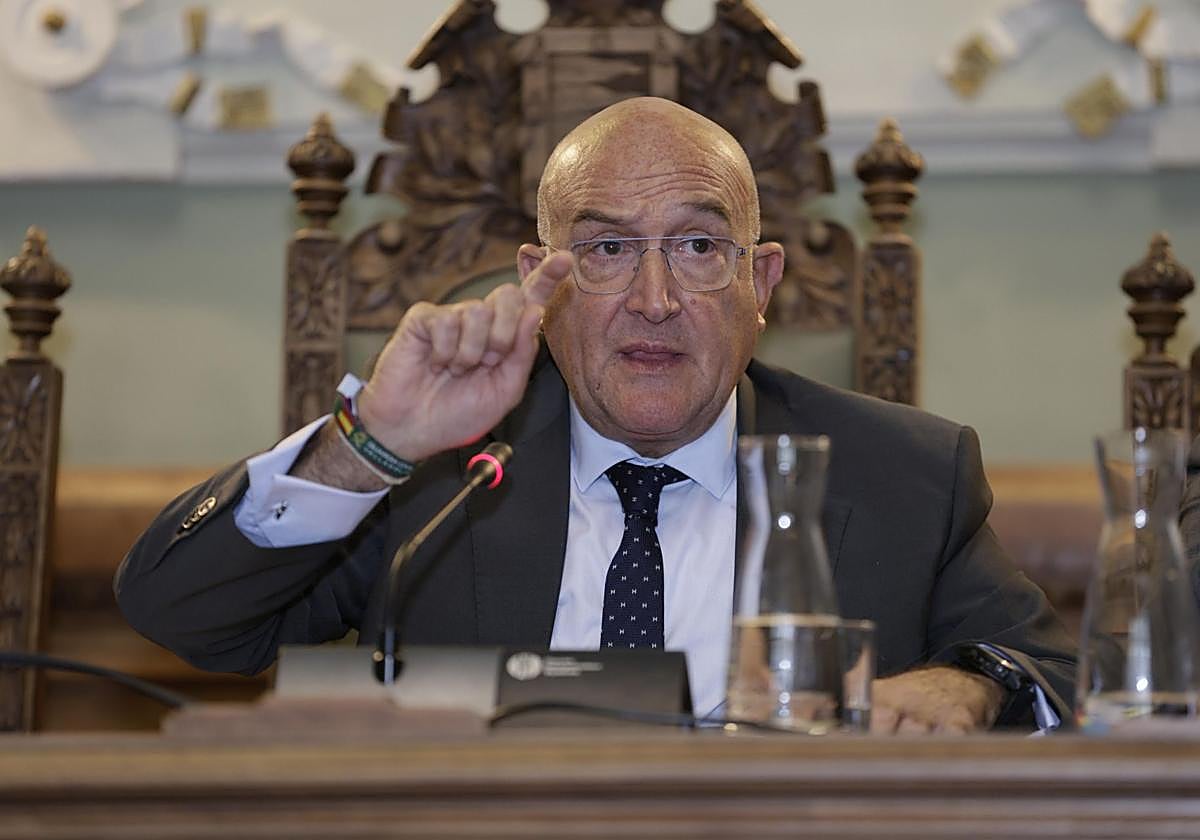 El alcalde, Jesús Julio Carnero, durante una de sus intervenciones en el pleno.