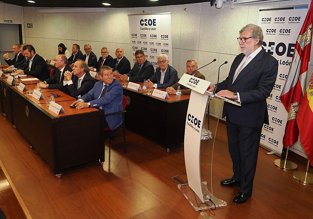 El reelegido presidente de CEOE Castilla y León, Santiago Aparicio, durante su intervención en la Asamblea General Electoral de la patronal autonómica celebrada este viernes en Valladolid.