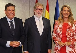 El presidente de CEOE Castilla y León, Santiago Aparicio (c), este viernes flanqueado por el consejero de Economía y Hacienda, Carlos Fernández Carriedo, y la presidenta de Cepyme, Ángela de Miguel.