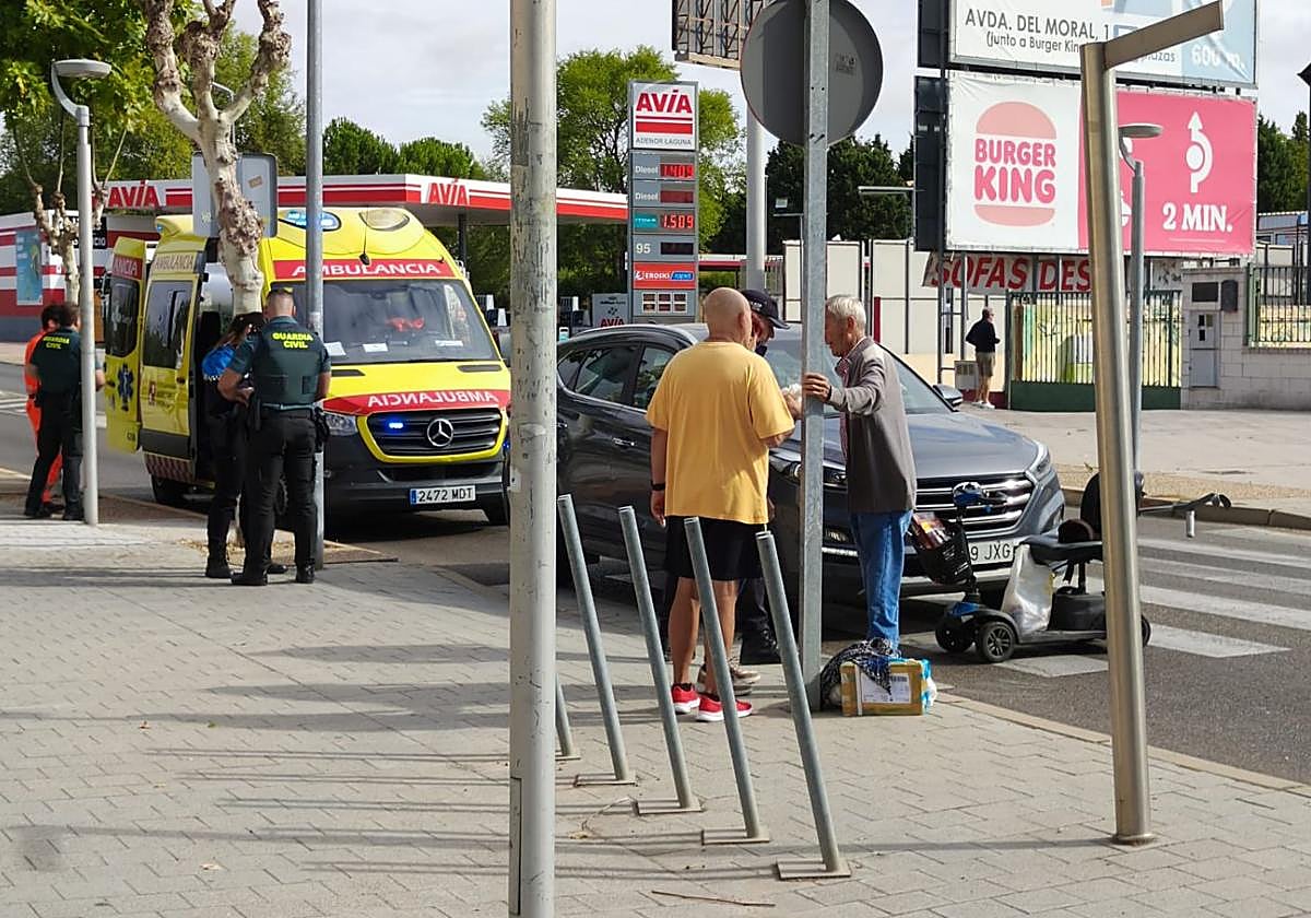 Una ambulancia, este viernes en la avenida de Madrid de Laguna de Duero, donde se ha producido el atropello.