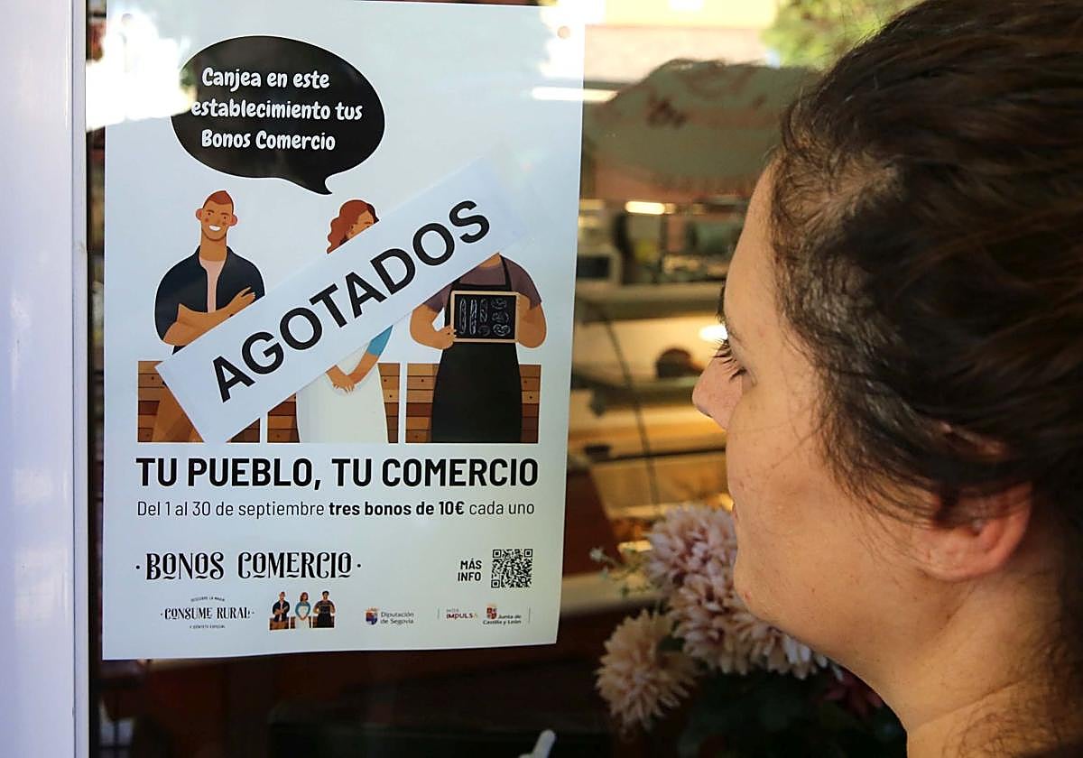 Un cartel colocado en el escaparate de un comercio que ha agotado los bonos.