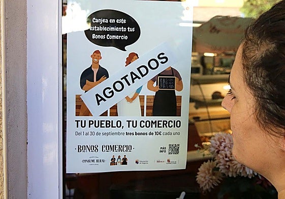 Un cartel colocado en el escaparate de un comercio que ha agotado los bonos.