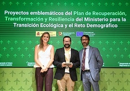 Álvaro Retortillo, con el premio, acompañado de la ministra Sara Aagesen, este jueves en Madrid.