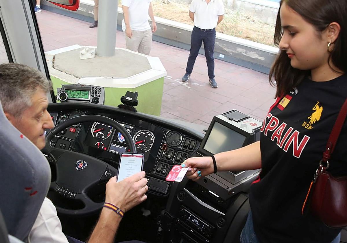 Una joven utiliza su tarjeta de Buscyl en Segovia para viajar gratis.