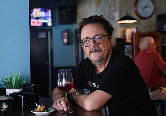 El músico vallisoletano Carlos Soto en el bar Kache de Arrabal de Portillo.