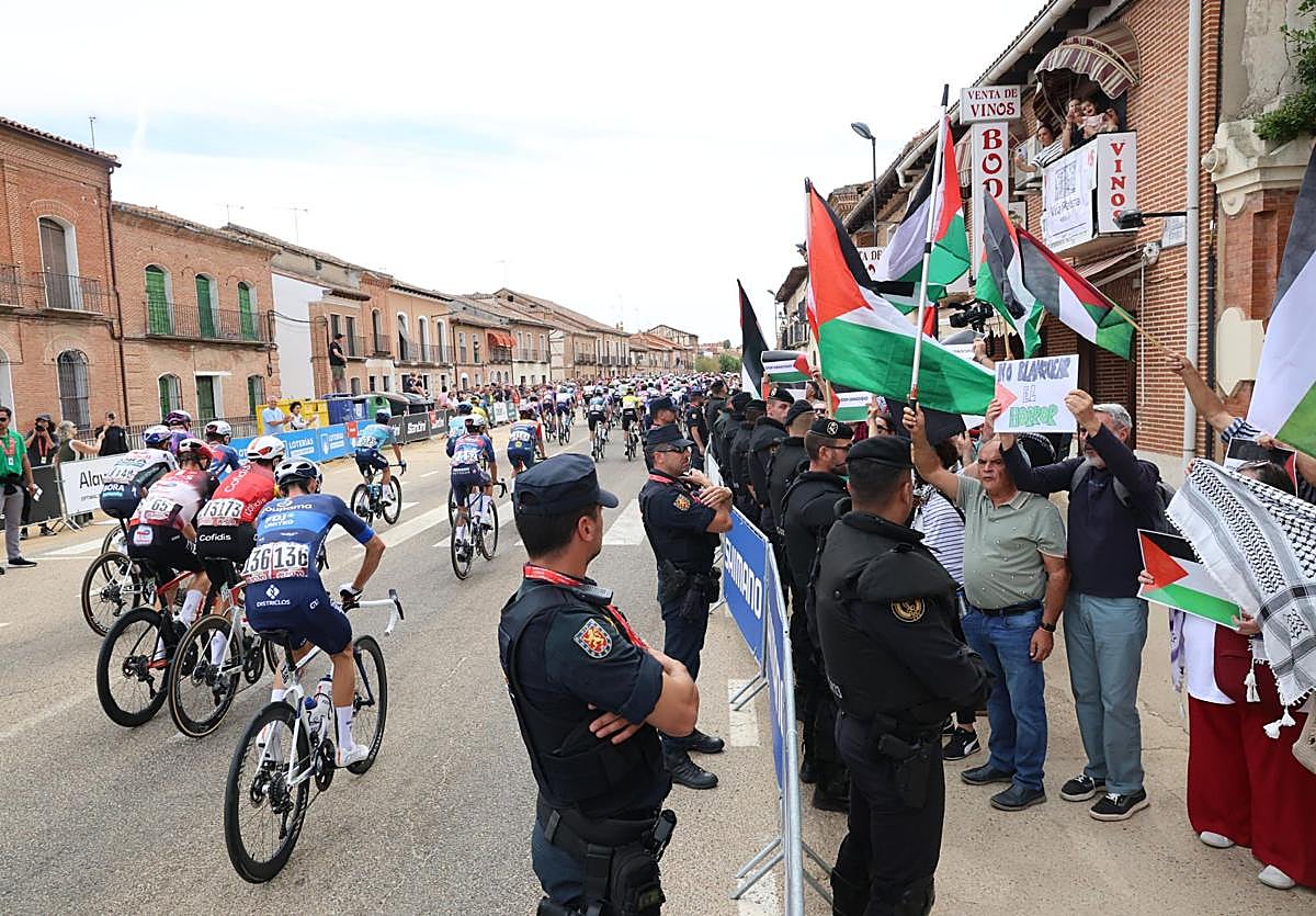 Los efectivos desplegados han formado una barrera de seguridad entre los manfiestantes y los ciclistas durante la salida en Rueda.