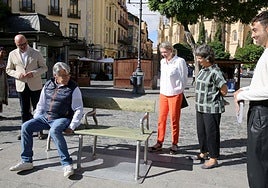 El escritor Lorenzo de' Medici prueba el banco en el acto de inauguración.