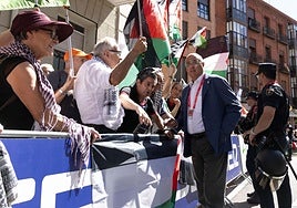 El subdelegado del Gobierno, Jacinto Canales, charla con un grupo de manifestantes antes del inicio de la contrarreloj en Valladolid.