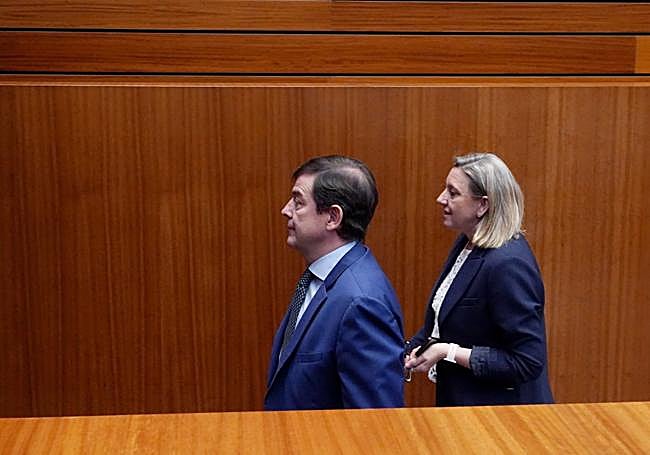 El presidente Alfonso Férnandez Mañueco abandona el miércoles el hemiciclo de las Cortes junto a la vicepresidenta Isabel Blanco.