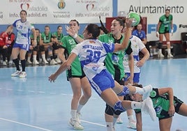 Monteagudo trata de acertar con la portería en el partido de debut ante el Beti Onak.