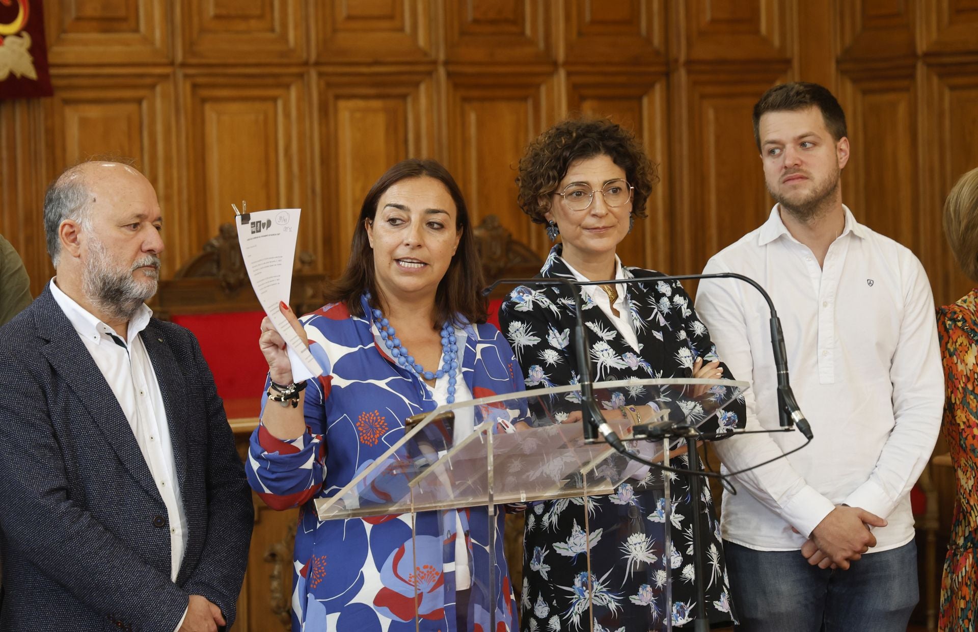 Miriam Andrés mustra el acuerdo de gobernanza y asegura haber cumplido el 95%.